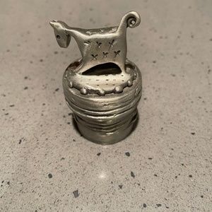 Vintage Leandra Drumm round dog box